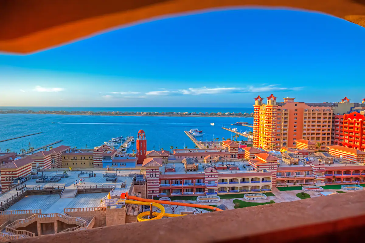 «مدينة مصر» تتوسع في الساحل الشمالي بمشروع على 101 فدان قرب رأس الحكمة